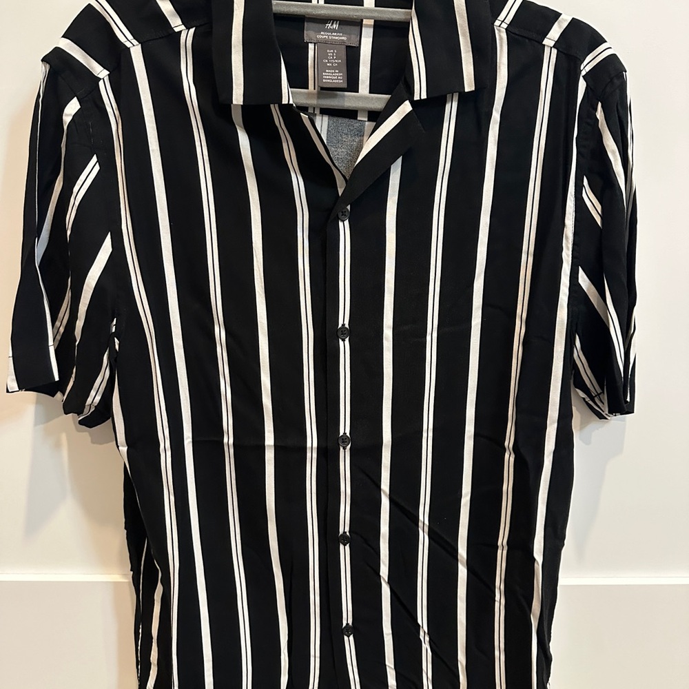 H&M Black & White Vertical Stripe Short-Sleeve Button-Down – Size Small